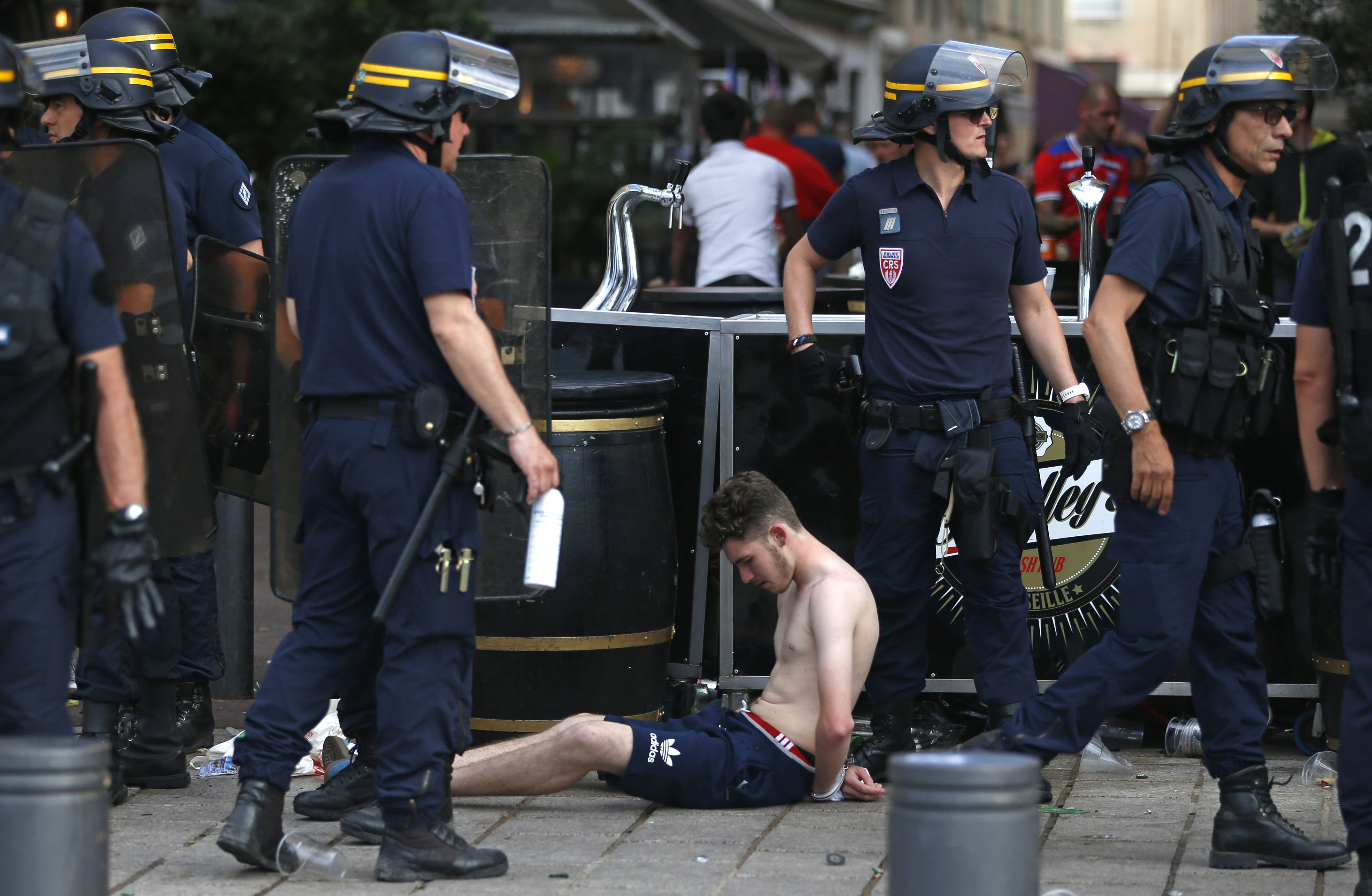 Английски фенове се биха с полицаи в Лил, 36 са арестувани