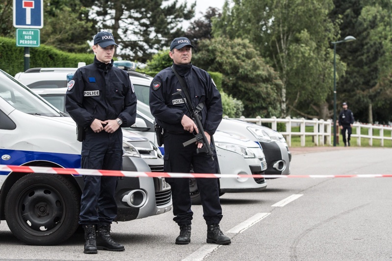 Терорист от ИДИЛ уби френски полицай и приятелката му