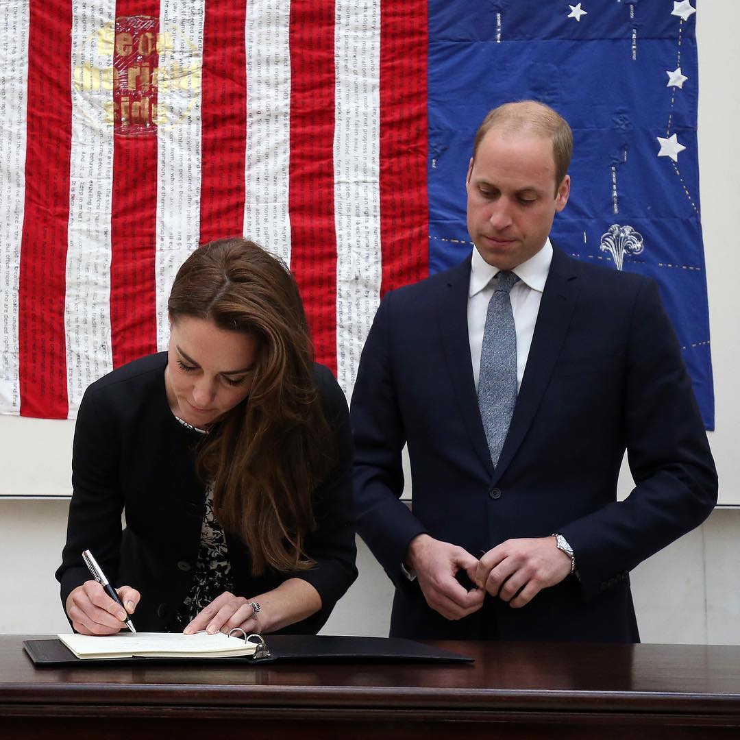 Катрин и принц Уилям подписа книгата за съболезнования за жертвите в Орландо