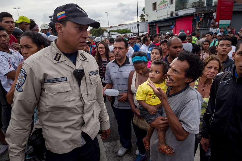 Във Венецуела отчаяни тълпи хора скандират ”Искаме храна!”