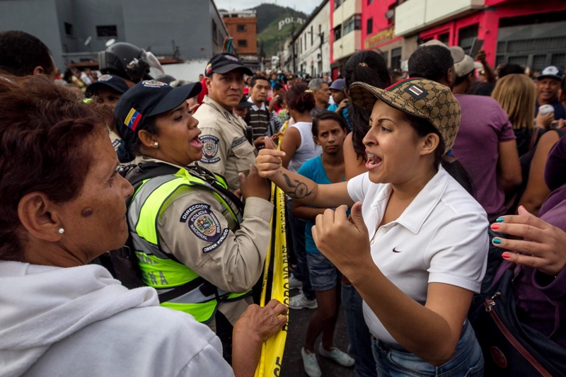 Във Венецуела отчаяни тълпи хора скандират ”Искаме храна!”
