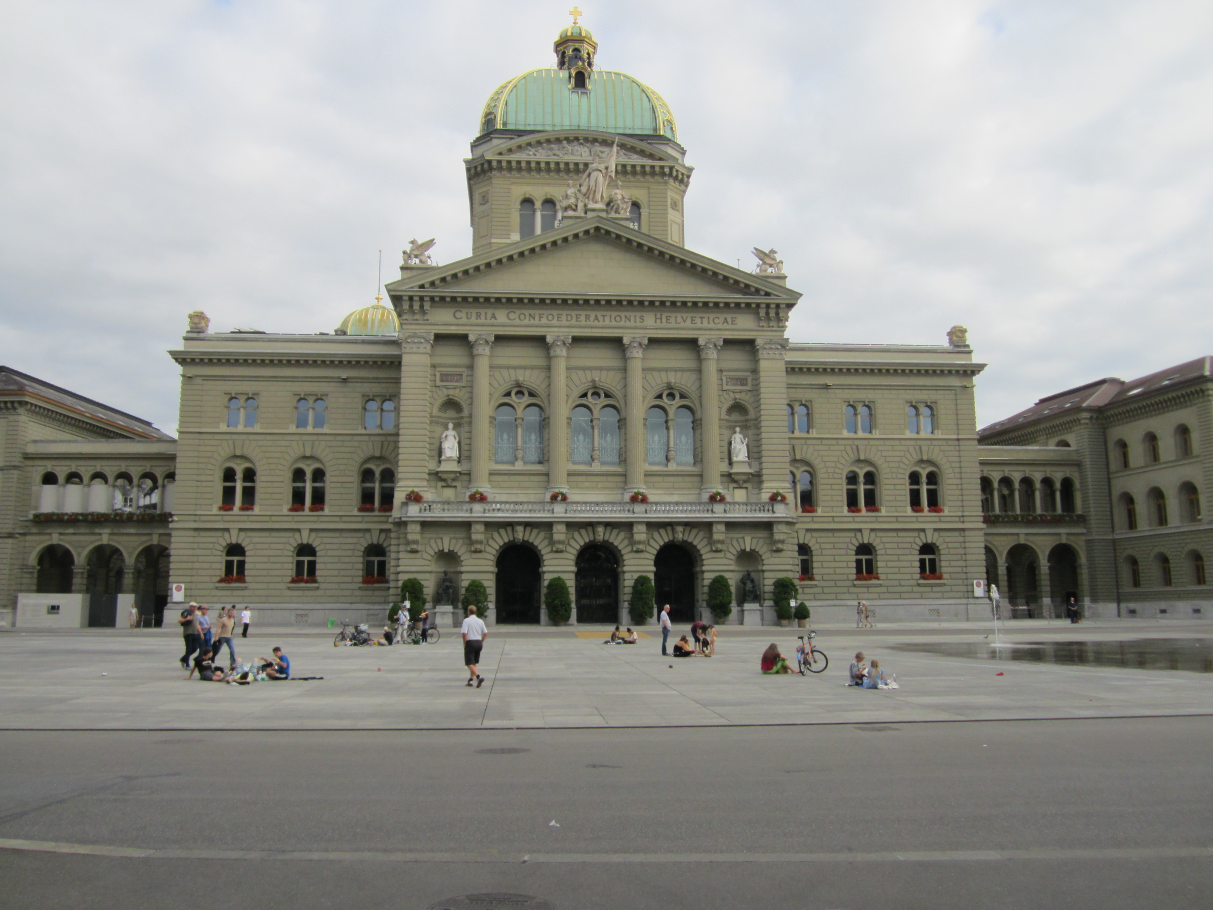 Сградата на швейцарския парламент в Берн
