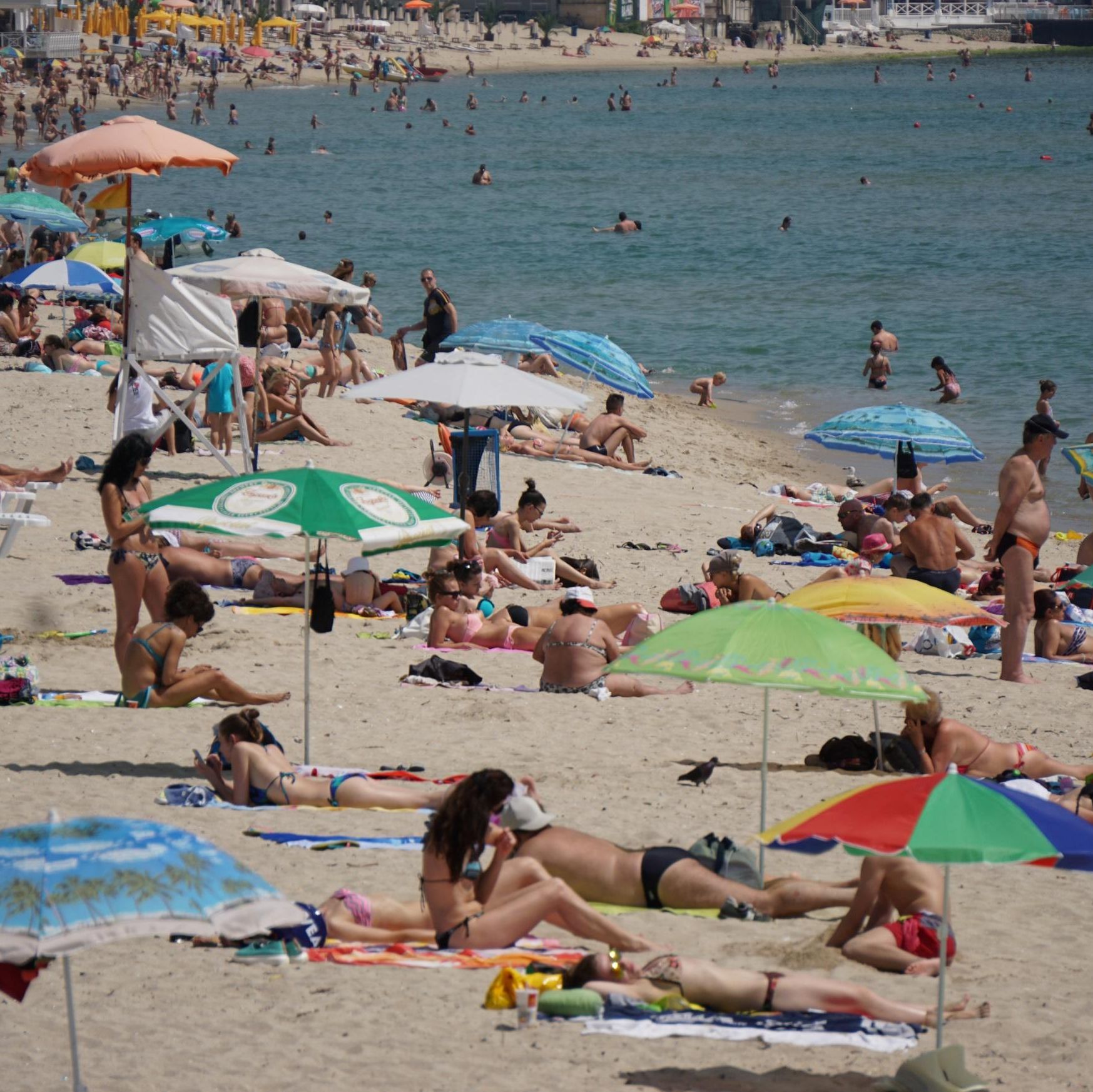 Горещото време напълни плажовете във Варна