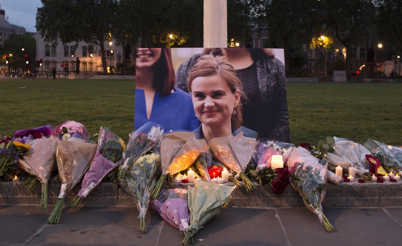Цветя в памет на убитата британска депутатка Джо Кокс