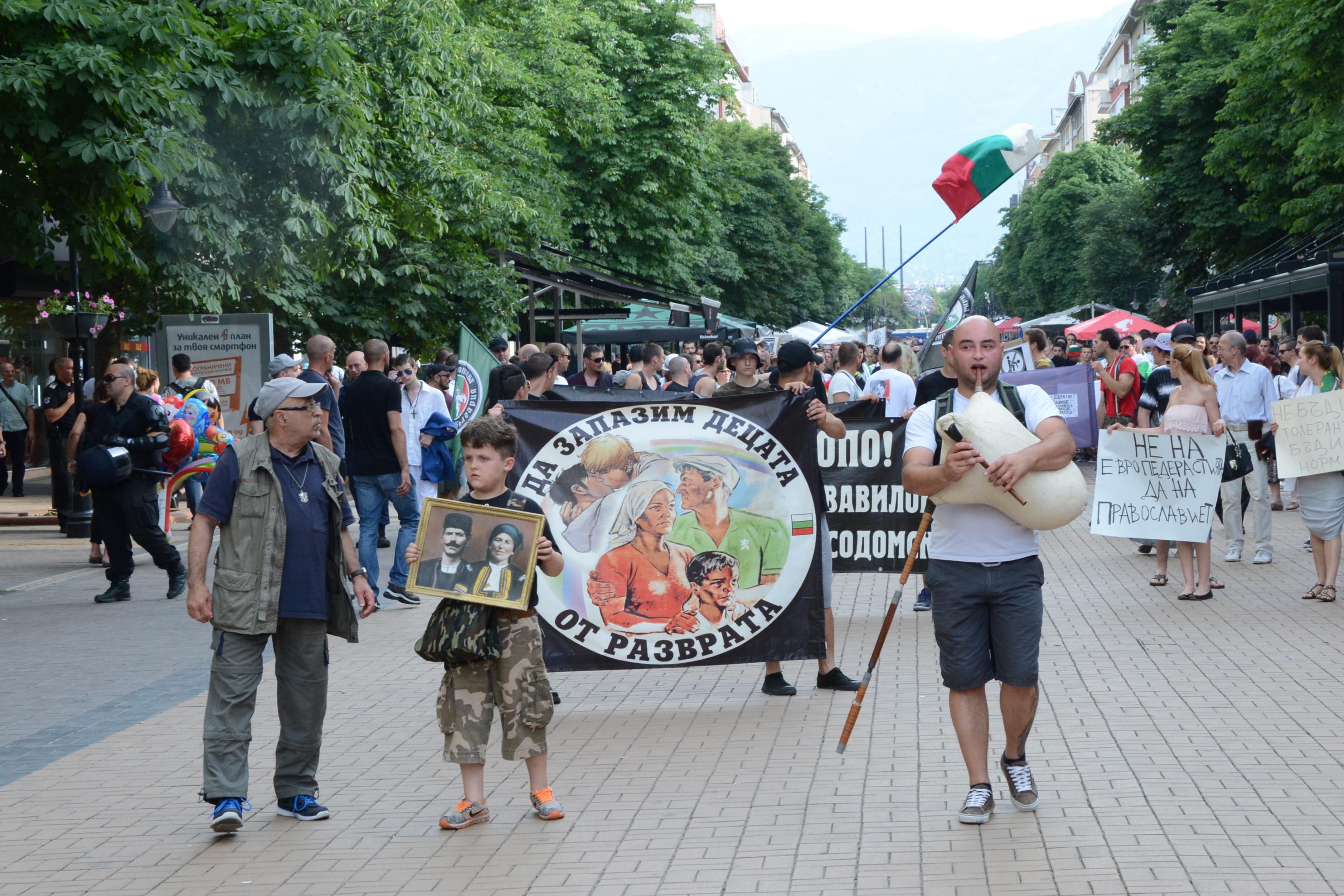 Анти гей шествие блокира центъра паралелно със София прайд