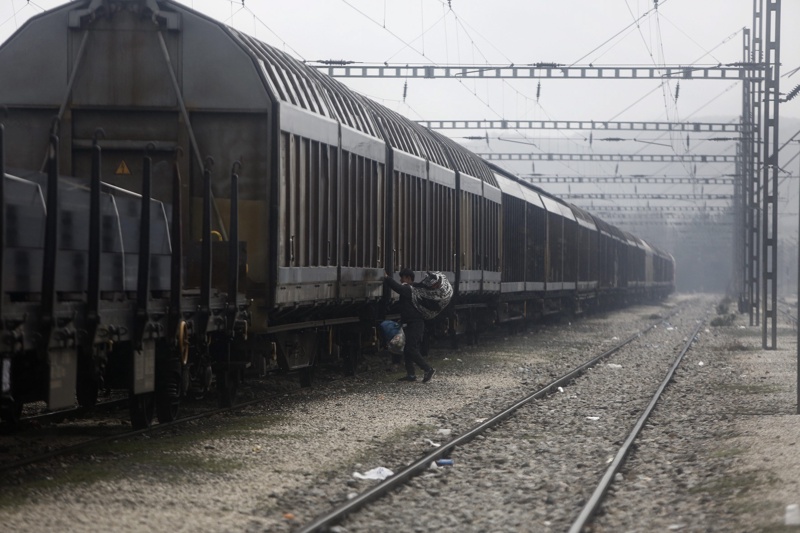 Върнаха влак в Гърция заради съмнение за трафик на бежанци