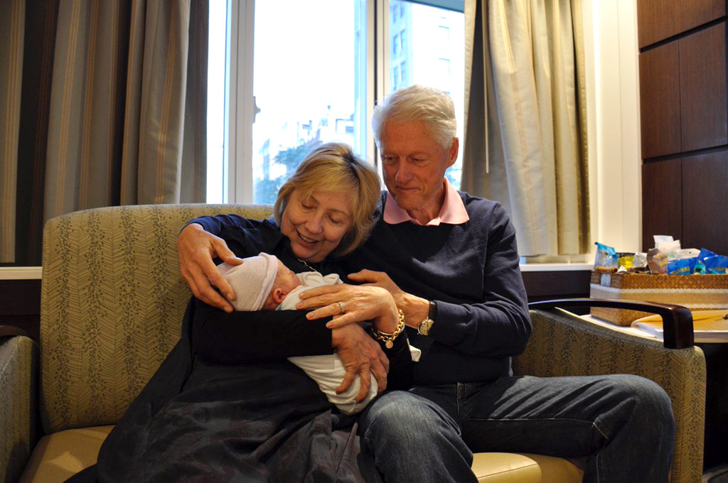 Бил Клинтън и Хилъри Клинтън с внука си Ейдън