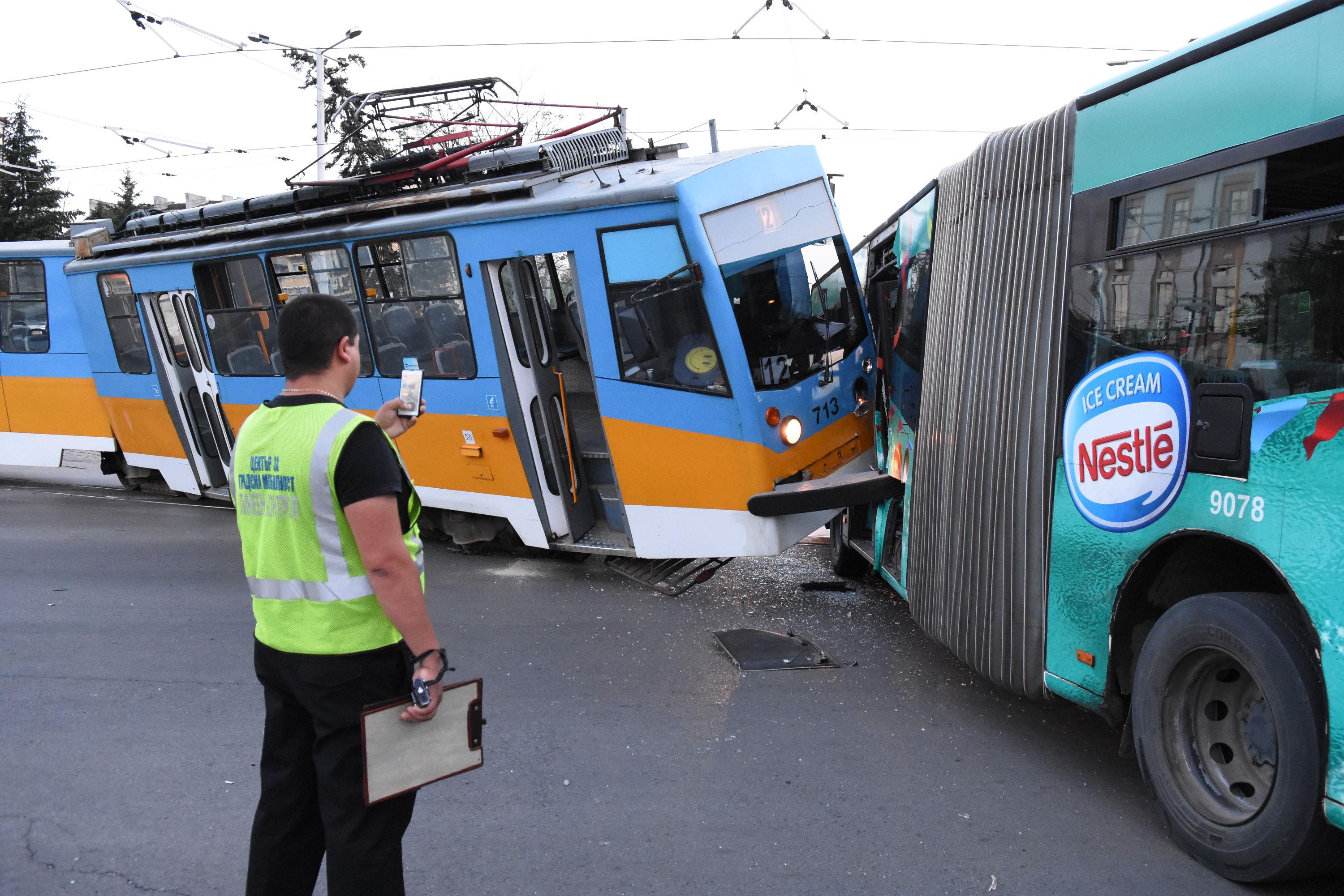 Четирима пострадали при катастрофа между трамвай и автобус