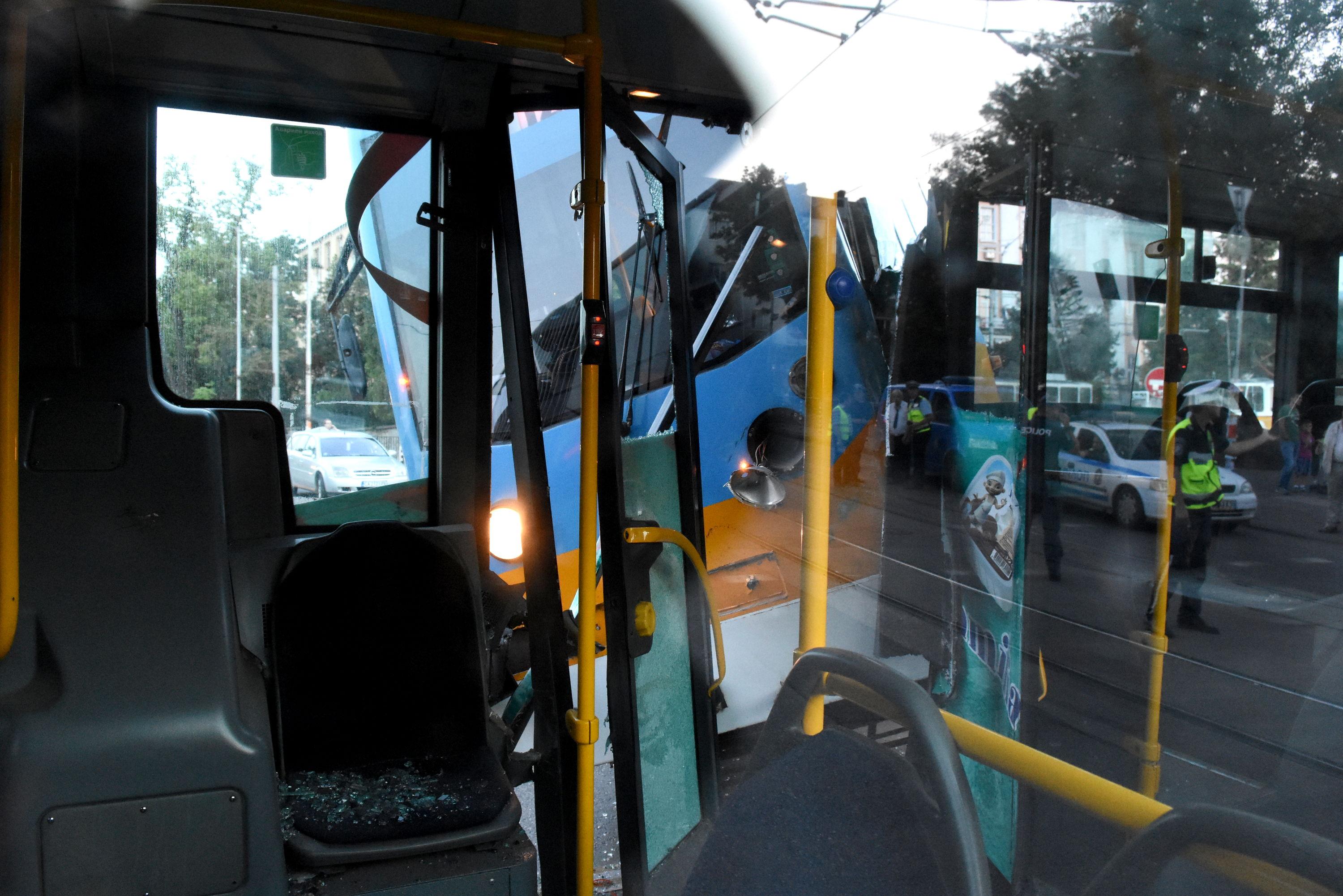 Трамвай и автобус се удариха в София