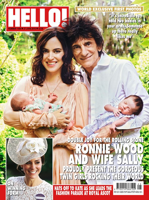Рони Ууд и Сали Хъмфрис с бебетата-близначки Грейси Джейн и Алис Роуз