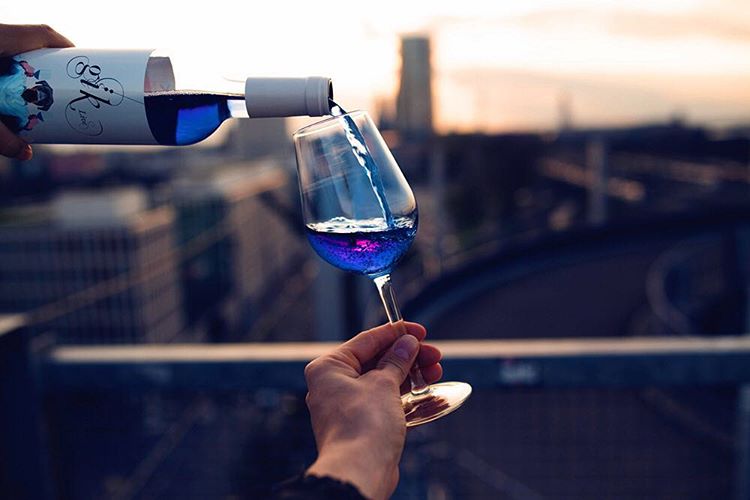 Испанска фирма пусна в продажба синьо вино