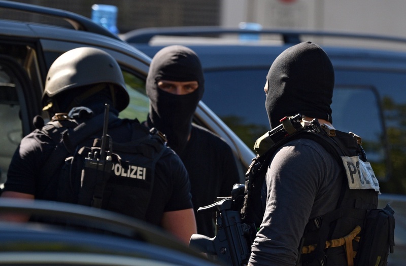 Полицията в Германия застреля барикадирал се с експлозиви