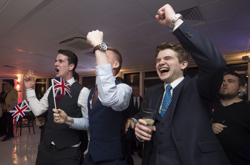 Фенове на Брекзит тържествуват след обявяване на първите резултати от референдума