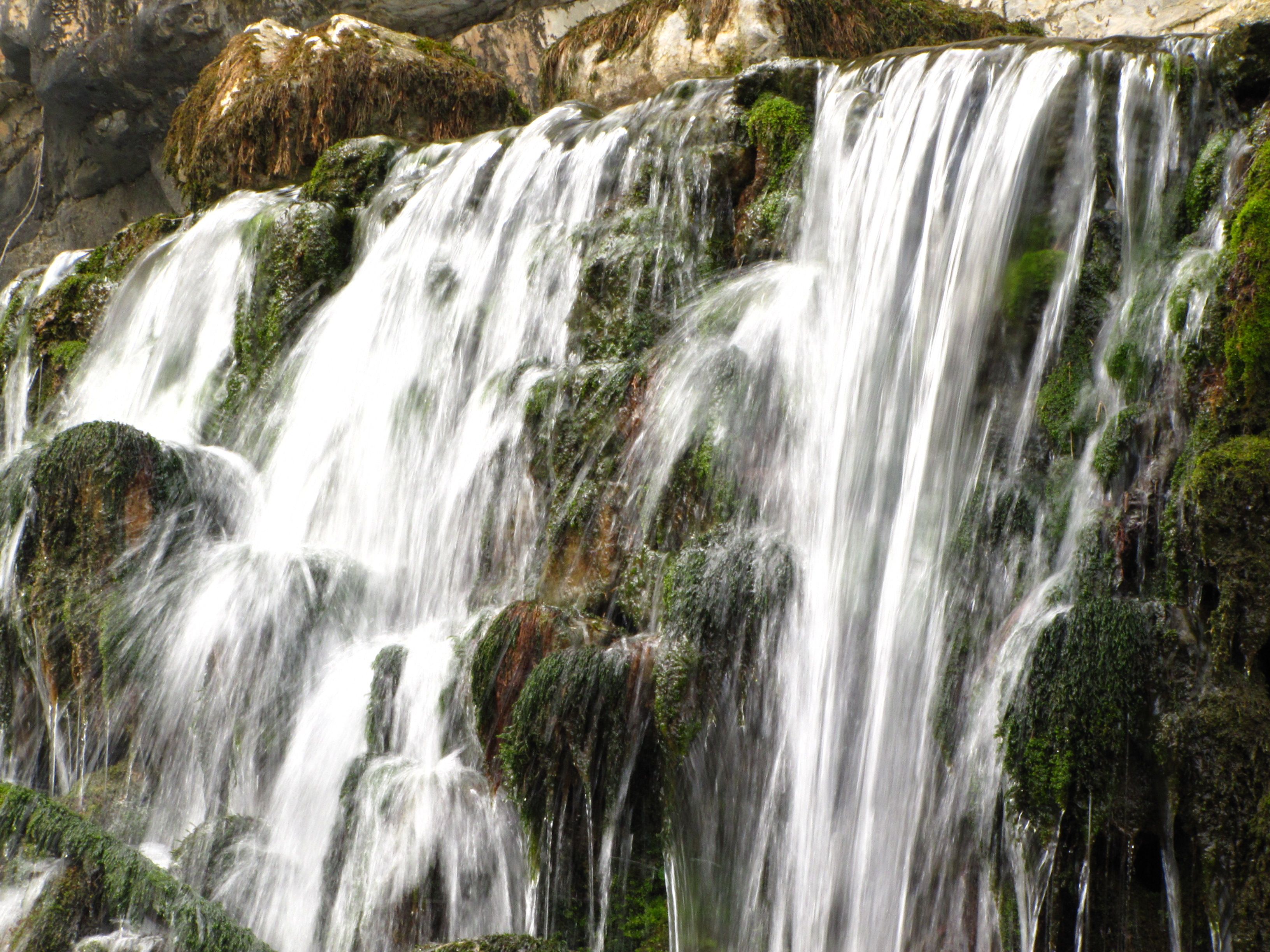 България е сред страните, ощастливени със значителни водни ресурси. Водопад при гара Лакатник, в Искърското дефиле
