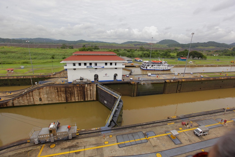 От 15 февруари таксата ще се налага на всички плавателни съдове с дължина над 38 метра, които преминават през Панамския канал