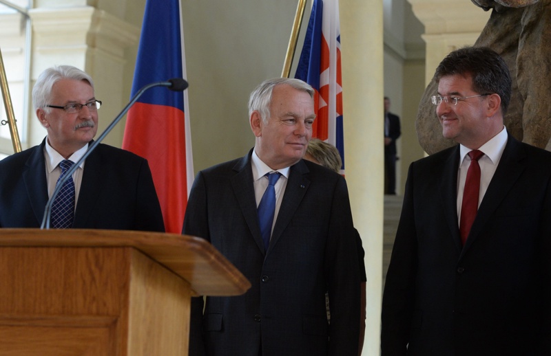 Министрите на външните работи на Полша и Франция - Вашчиковски и Еро (отляво надясно) на срещата във Варшава