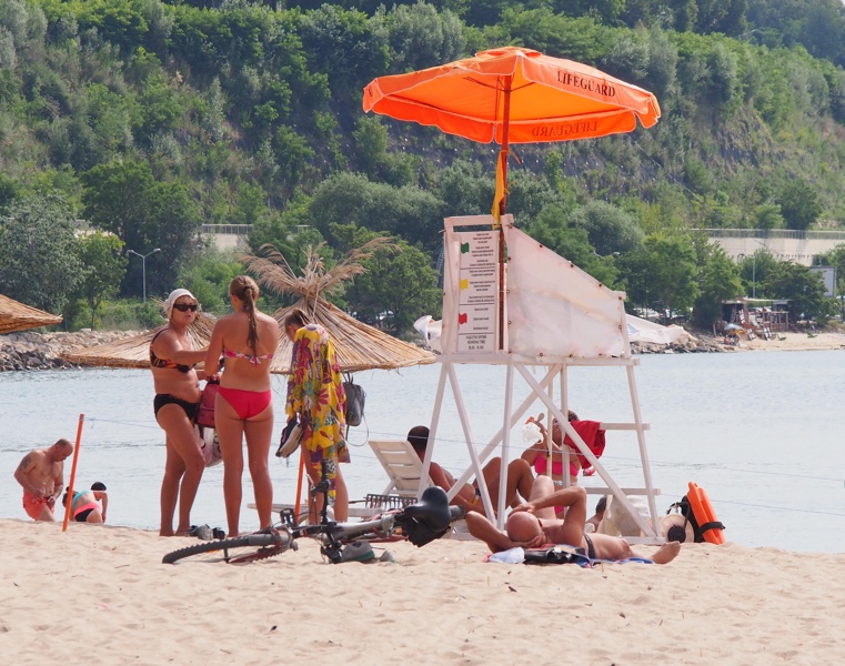 Падна забраната за къпане на Офицерския плаж