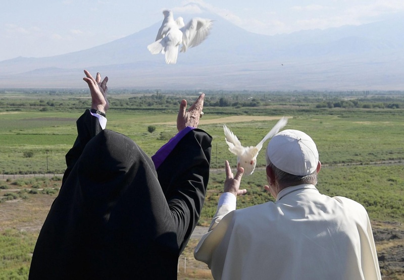 Папата и католикосът пуснаха гълъби към Арарат
