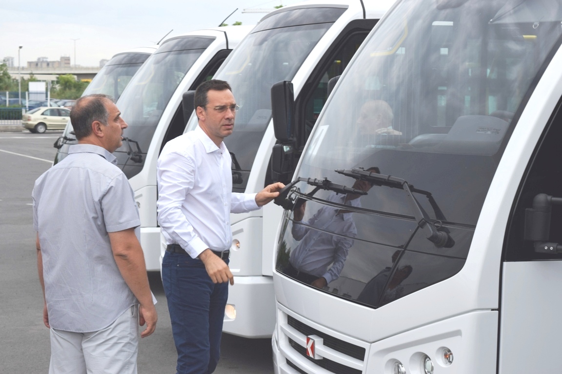 Кметът Димитър Николов инспектира новите маршрутки на градския транспорт в Бургас от днес