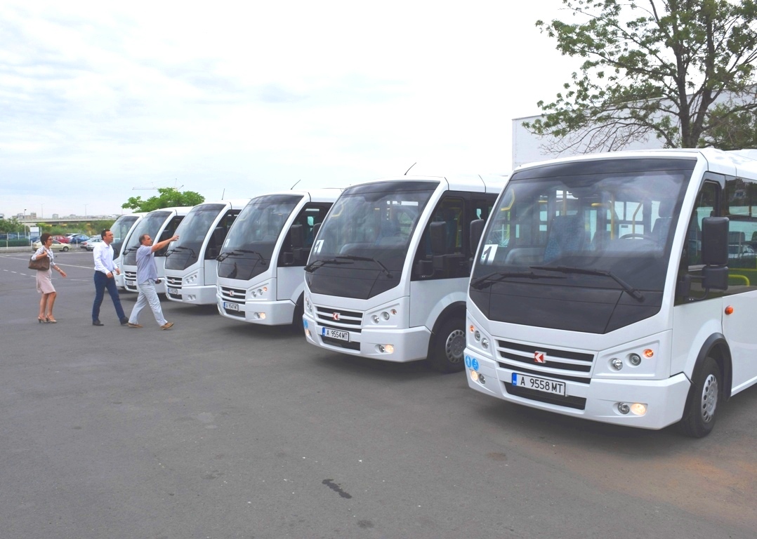 Шестте микробуса возят пътници по маршрутна линия № 1