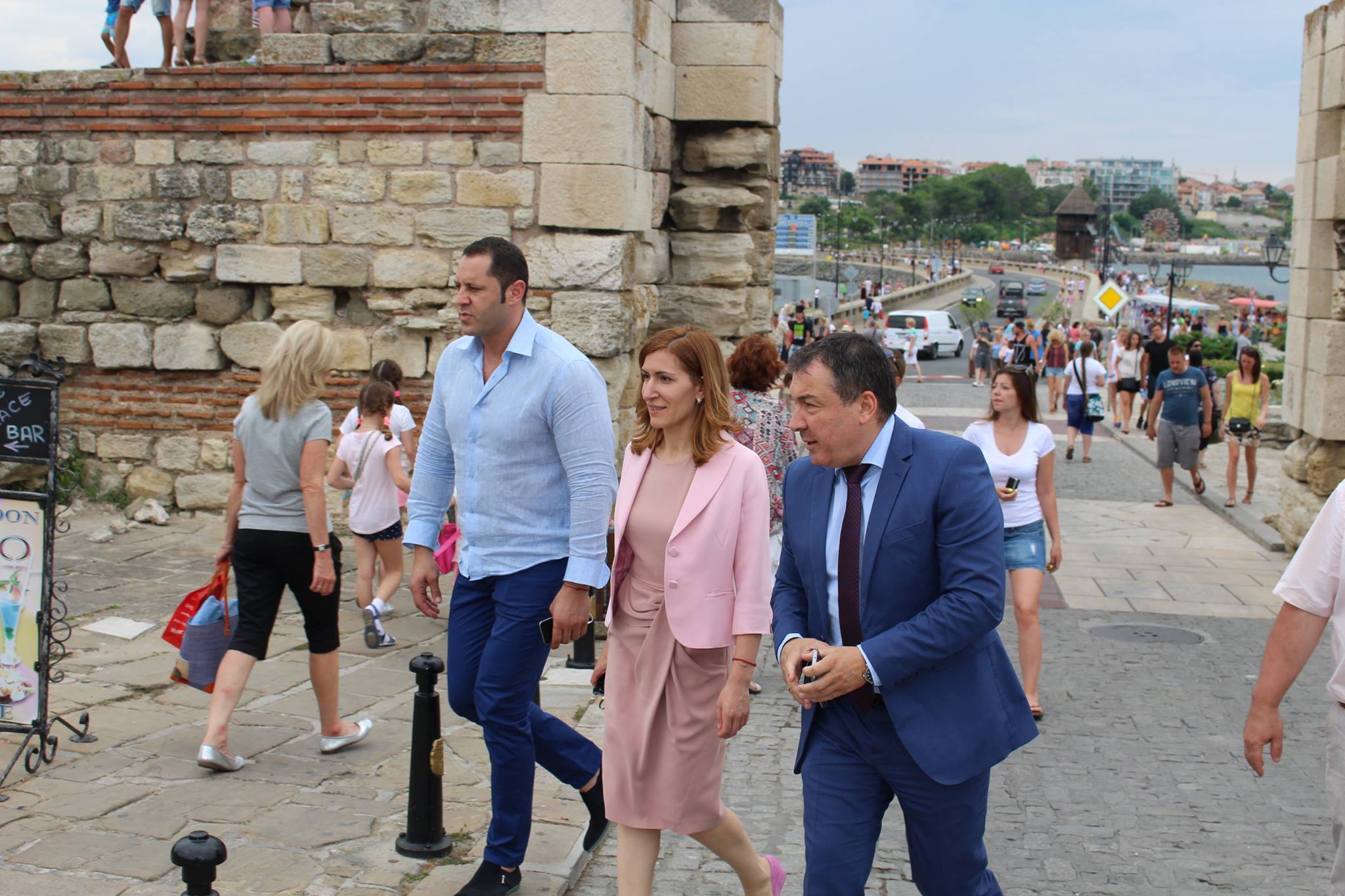 Ангелкова се разходи в Несебър като турист