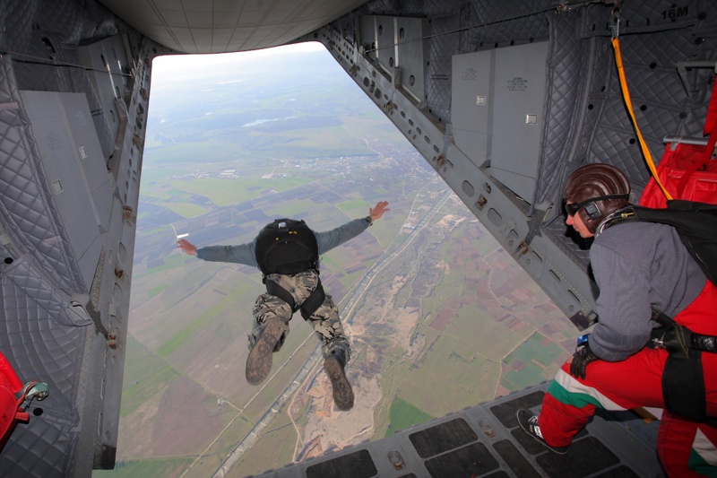 Парашутните скокове ще се изпълняват от парашутисти на авиобаза Крумово и на Сухопътни войски