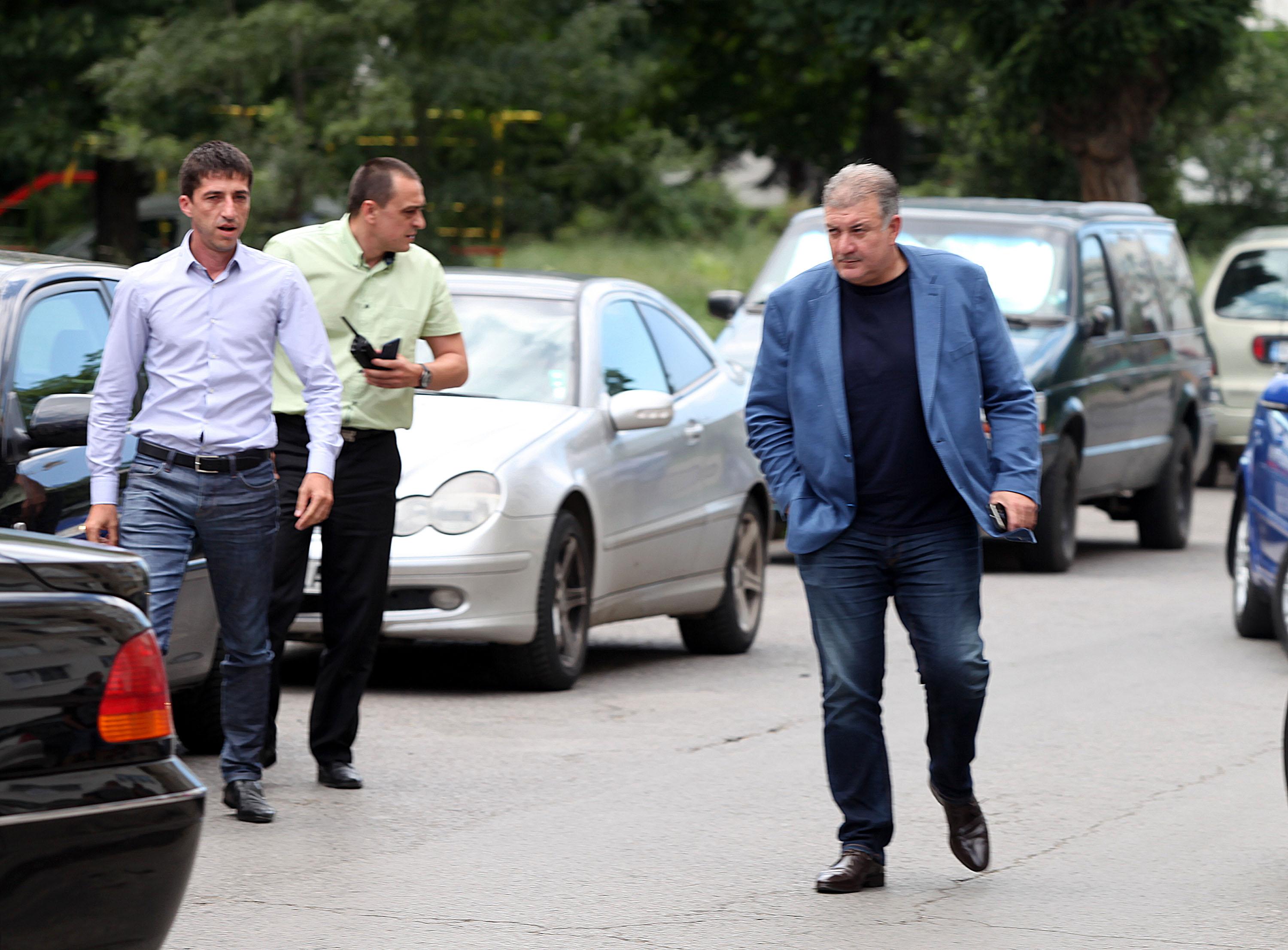 Главният секретар на МВР Георги Костов пристига на мястото на стрелбата в ”Разсадника”