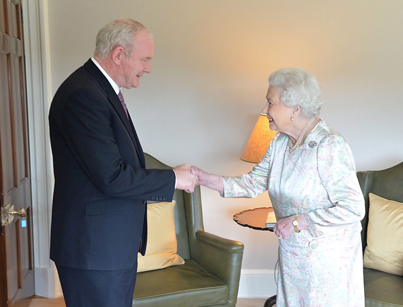 Британската кралица Елизабет Втора посреща заместник-премиера на Северна Ирландия Мартин Макгинес
