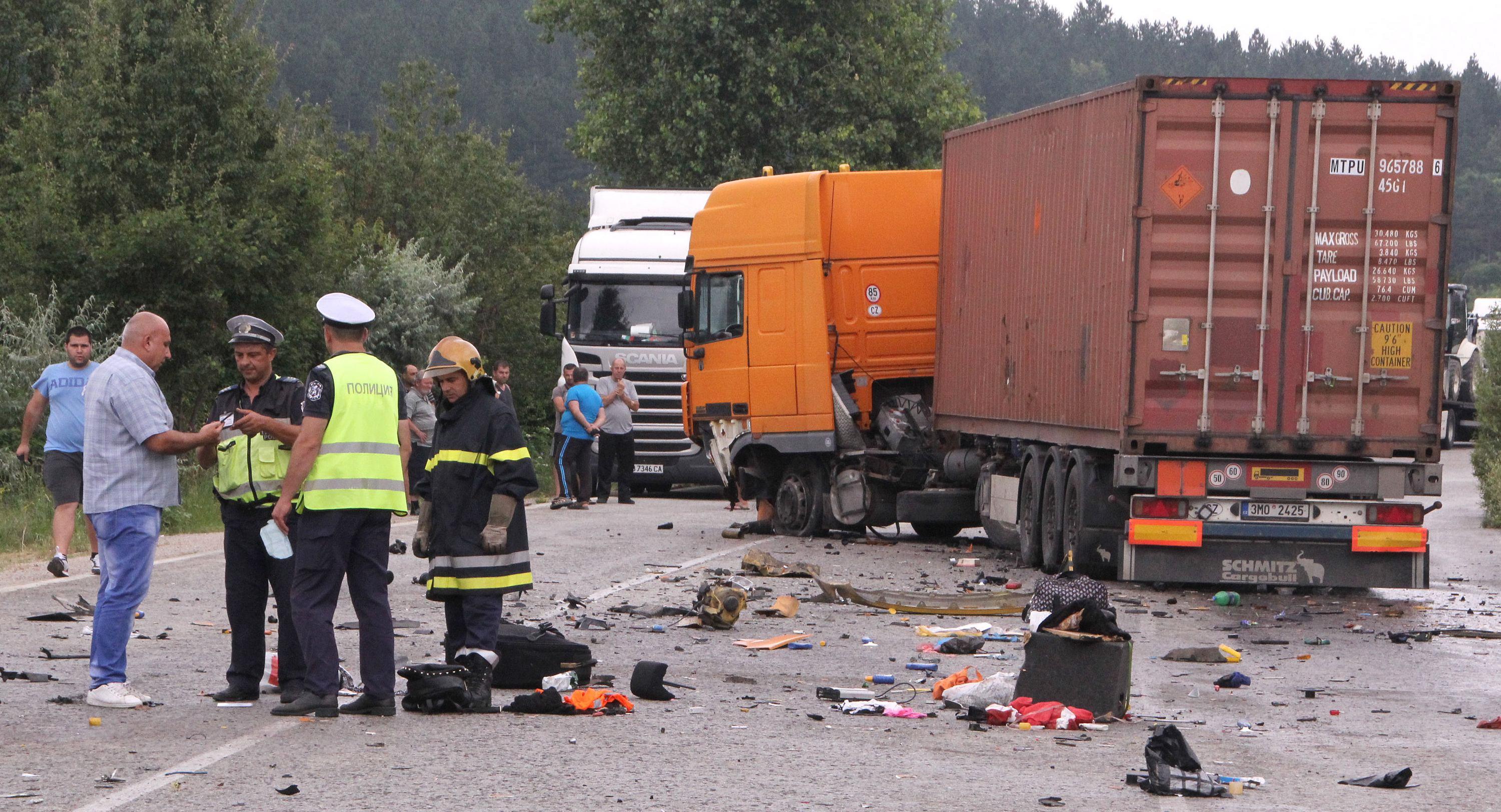 Тежка катастрофа блокира пътя София-Варна при Балканци