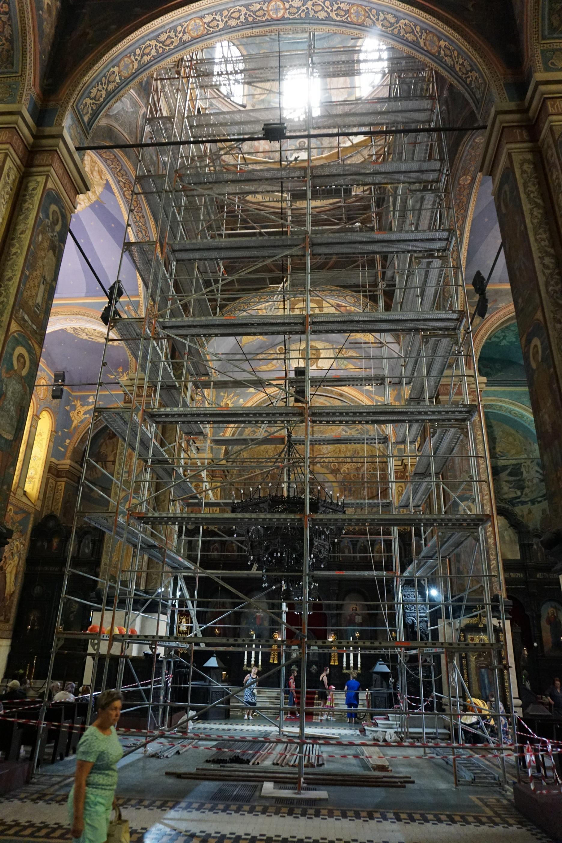 След проливните дъждове във Варна започна спешен ремонт в катедралата ”Св. Успение Богородично