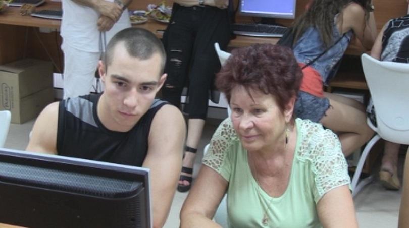 Студенти учат пенсионери да работят с компютри и смартфони