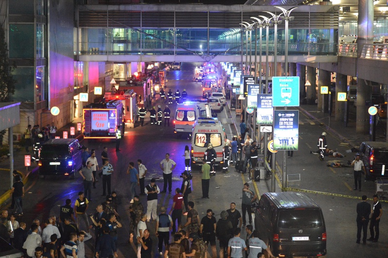 Полицаи и медици на летището в Истанбул непосредствено след атентата