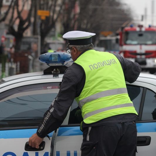 Шофьор блъсна майка с две деца на тротоар и избяга