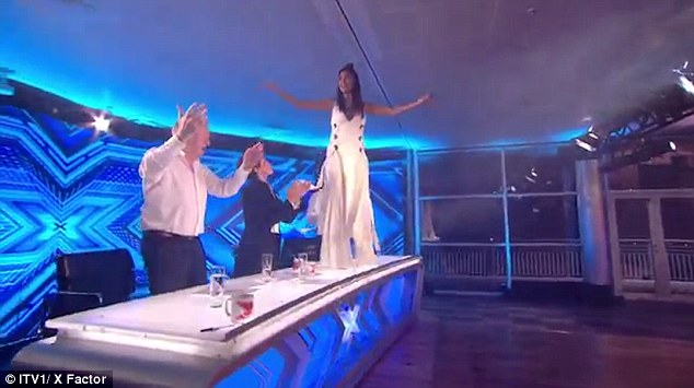 Никол Шерцингер танцува на масата на X Factor