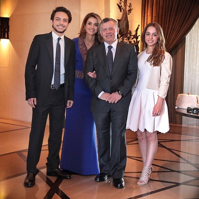 Йорданската кралица Рания и крал Абдула Втори с децата си Хюсеин и Иман