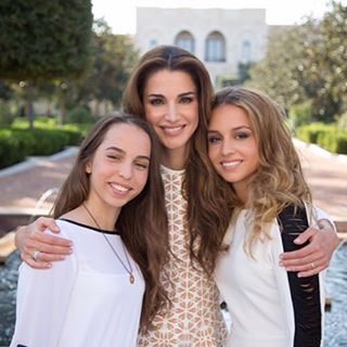 Йорданската кралица Рания с дъщерите си Салма и Иман