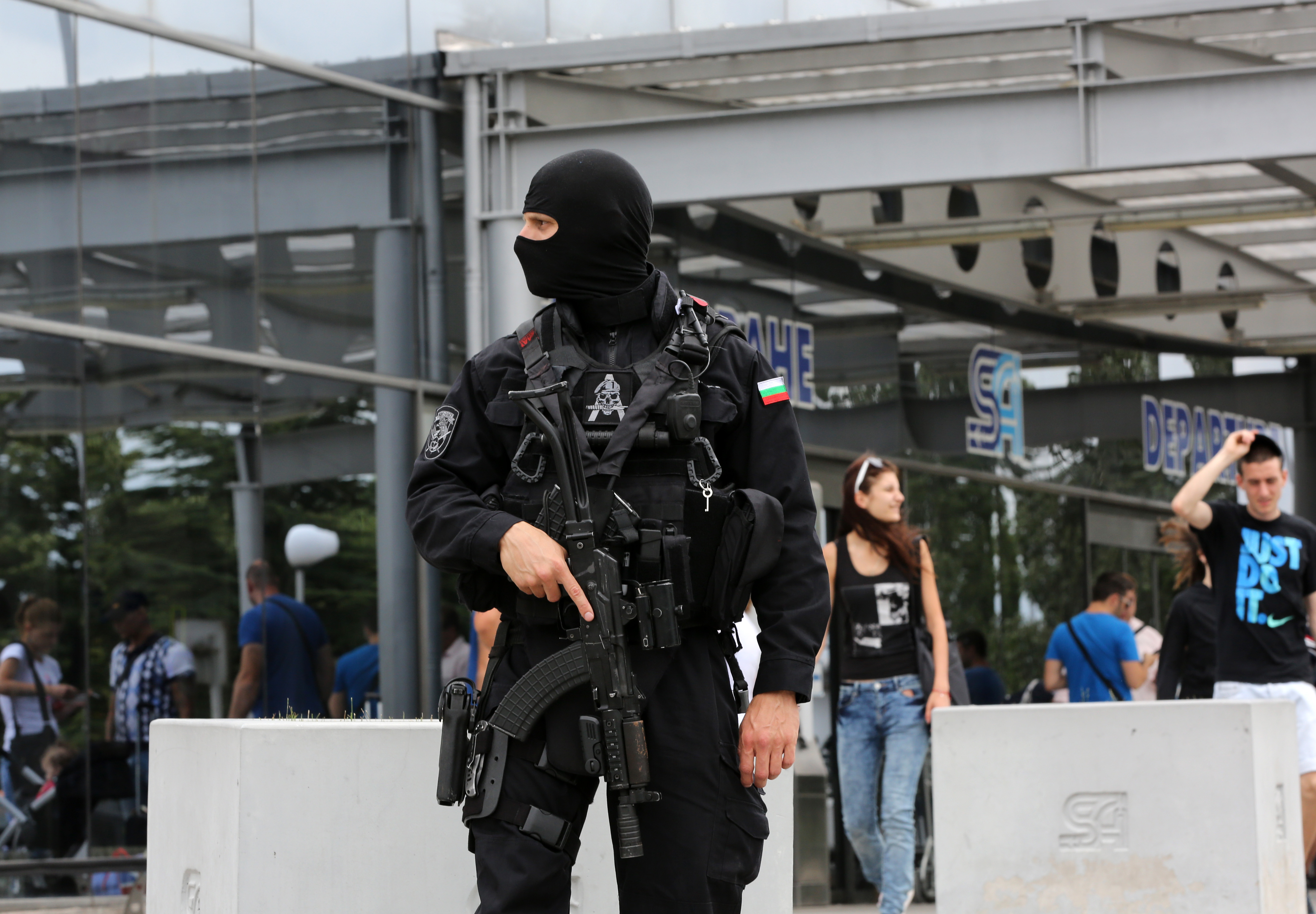 Тежковъоръжени и маскирани униформени са разположени на столичното летище