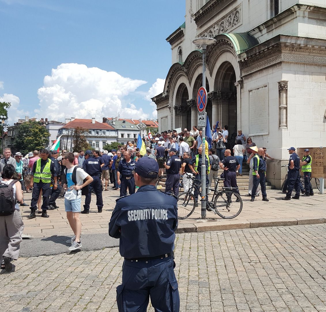 Сблъсъци пред храм-паметника в София заради рокерите
