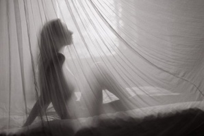 Шал предпазва от папарашки снимки