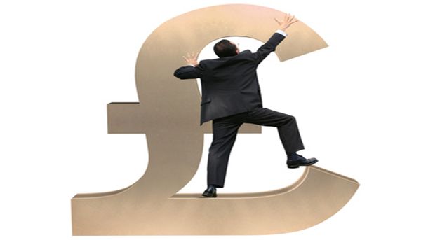 Подновена обезценка на британската лира към ново 31-годишно дъно от 1,3050 долара