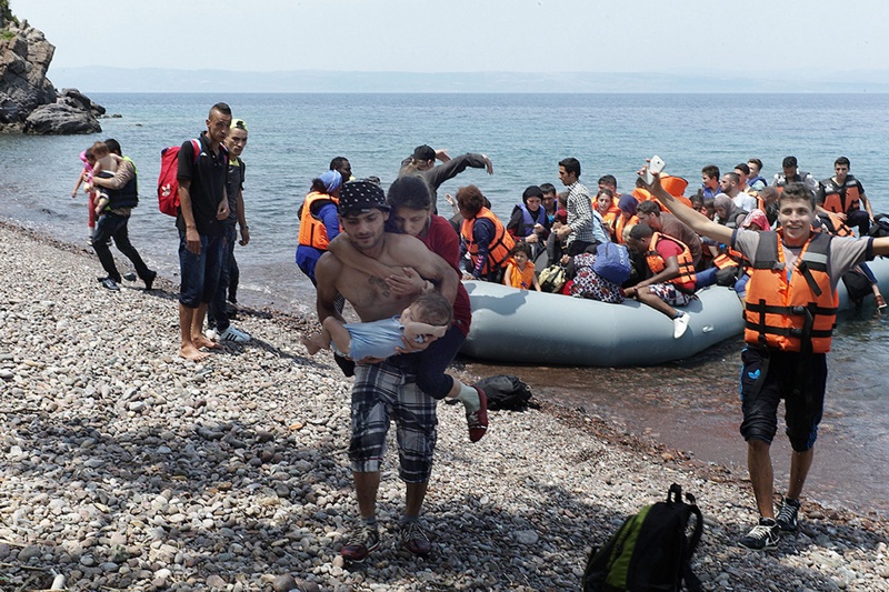 Бежанци пристигат на гръцкия остров Лесбос