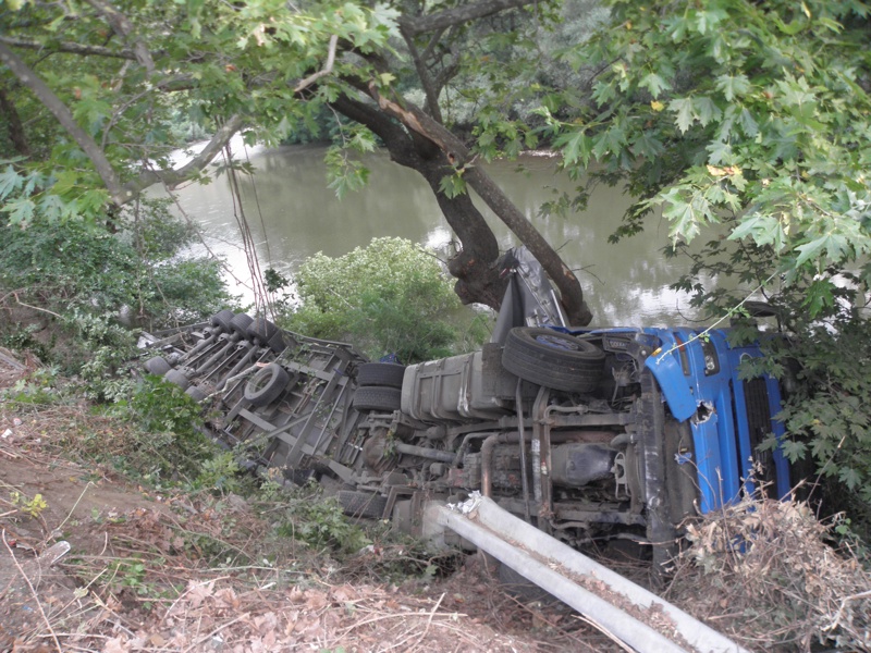 ТИР се обърна в река Струма, водачът не помни нищо