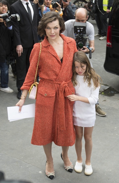 Мила Йовович заведе дъщеря си на дефиле на Chanel