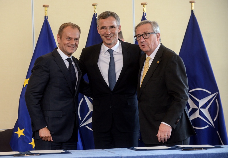 Доналд Туск (вляво), генералният секретар на НАТО Йенс Столтенберг и Жан-Клод Юнкер