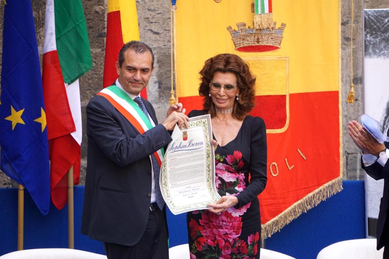 София Лорен и кметът на Неапол Луиджи де Маджистрис