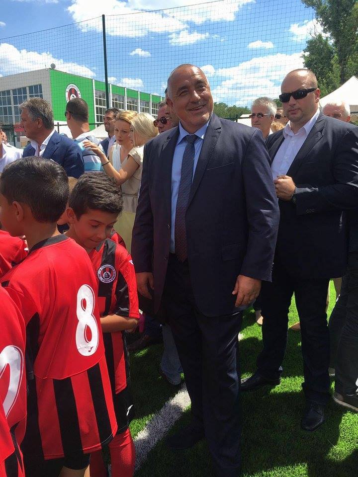 Бойко Борисов на откриването на обновения терен на Детска Футболна Академия ”Надежда”