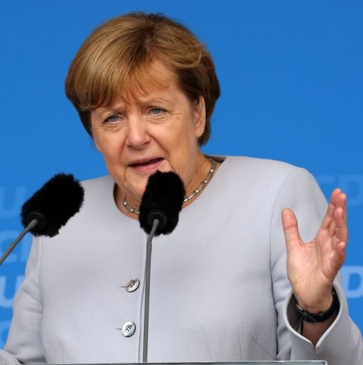 Ако е необходимо ще бъдат разработени специални условия, които да ускорят интеграцията на бежанците, каза Меркел