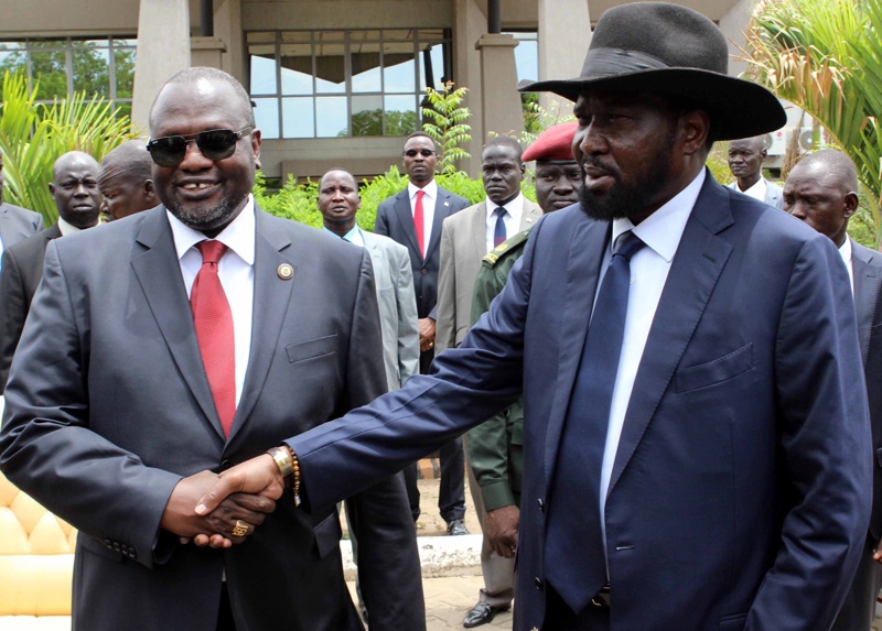 Сегашните противници в Южен Судан в края на април: президентът Киир (вдясно) и вицепрезидентът Мачар