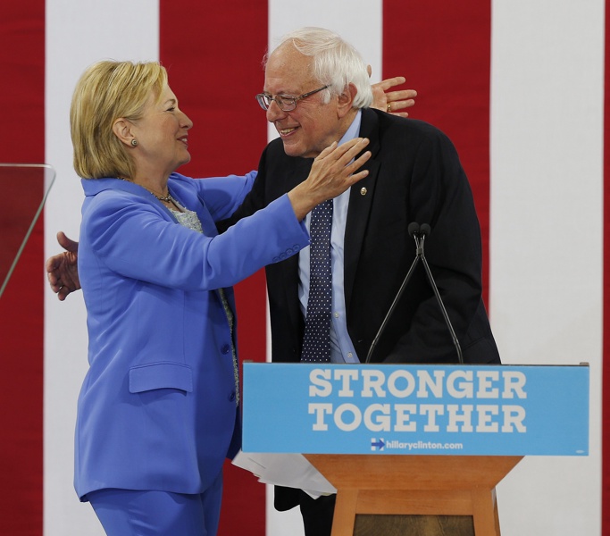 Бърни Сандърс официално подкрепи Хилъри Клинтън, макар да е убеден, че ръководството на партията го е ощетило