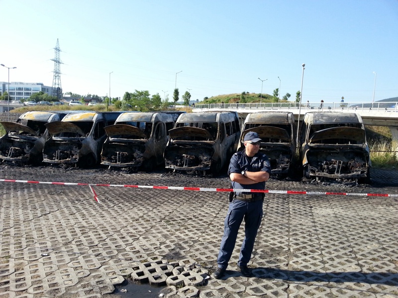 9 пътнически буса изгоряха на паркинг в ”Младост”